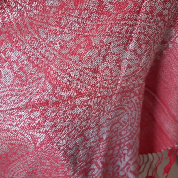 Soft, pretty scarf - Picture 6 of 7